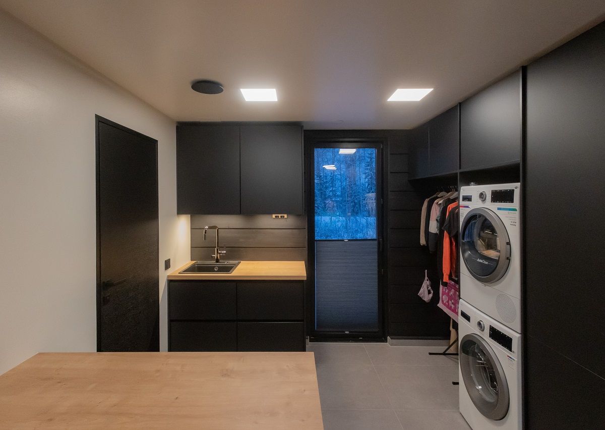 Illuminazione del ripostiglio con apparecchi a pannello e sul piano di lavoro con strip LED